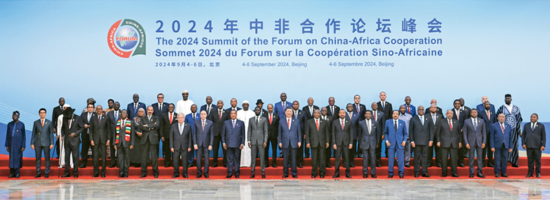 2024年9月5日上午，國家主席習(xí)近平在北京人民大會堂出席中非合作論壇北京峰會開幕式并發(fā)表主旨講話。這是開幕式前，習(xí)近平同出席峰會的外方領(lǐng)導(dǎo)人集體合影。 新華社記者 饒愛民/攝