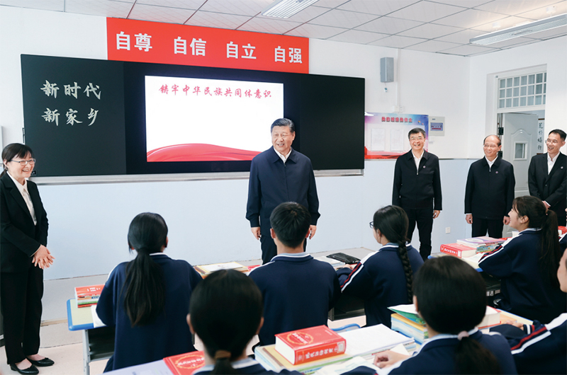 2024年6月18日至19日，中共中央總書記、國家主席、中央軍委主席習(xí)近平在青?？疾臁＿@是18日下午，習(xí)近平在果洛西寧民族中學(xué)高一（1）班觀摩“新時代、新家鄉(xiāng)”主題思政課。 新華社記者 鞠鵬/攝