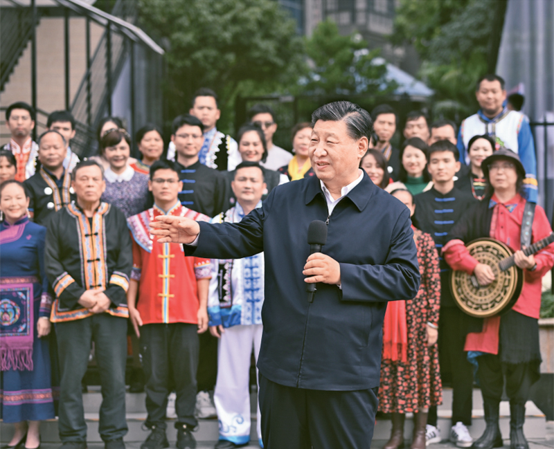 2023年12月14日至15日，中共中央總書記、國家主席、中央軍委主席習(xí)近平在廣西考察。這是14日上午，習(xí)近平在南寧市良慶區(qū)蟠龍社區(qū)考察時，同社區(qū)各族群眾親切交流。 新華社記者 燕雁/攝
