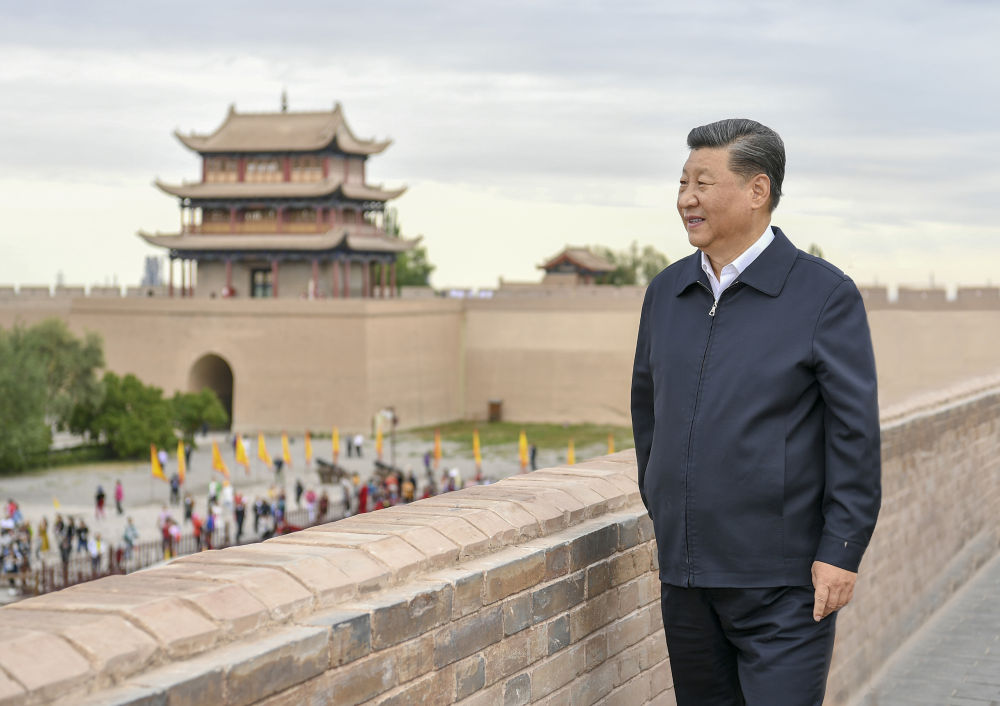 2019年8月20日上午，習(xí)近平總書記來到嘉峪關(guān)關(guān)城，登上城樓察看關(guān)城整體面貌，聽取河西走廊長(zhǎng)城、關(guān)隘歷史文化情況介紹。新華社記者 謝環(huán)馳 攝