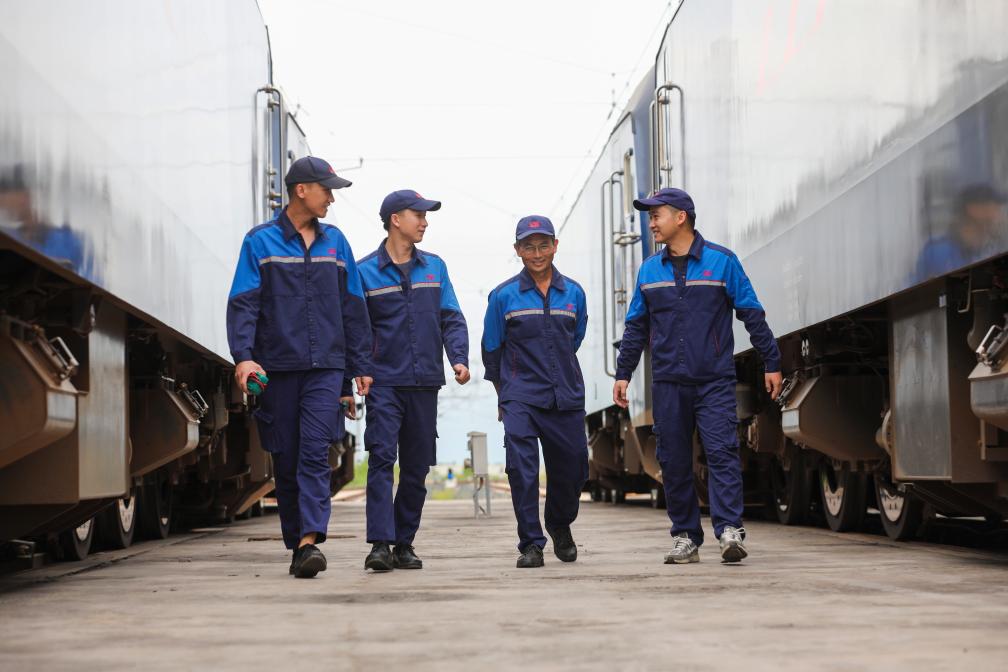 2024年9月9日，來自中國(guó)、老撾的師徒4人在中老鐵路萬象運(yùn)營(yíng)管理中心的機(jī)車檢修庫(kù)內(nèi)。新華社發(fā)（楊永全攝）