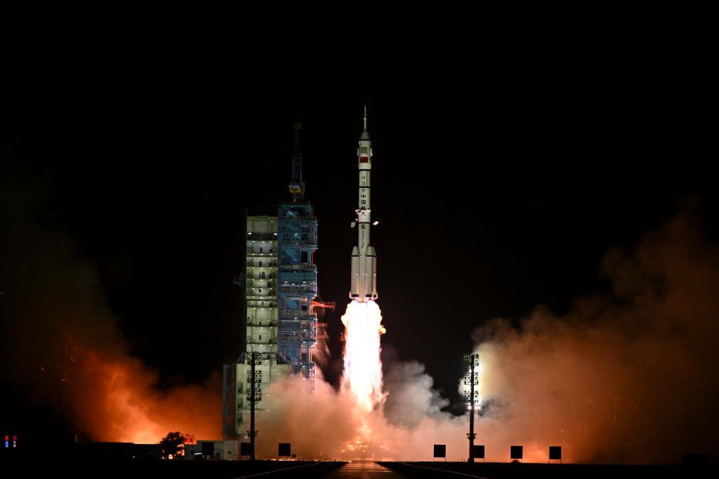 2024年10月30日，搭載神舟十九號(hào)載人飛船的長(zhǎng)征二號(hào)F遙十九運(yùn)載火箭在酒泉衛(wèi)星發(fā)射中心點(diǎn)火發(fā)射。新華社記者李鑫攝