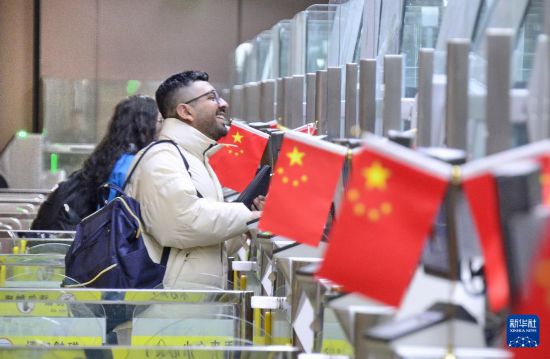 1月2日，國外旅客通過大興機場邊檢站入境。新華社記者 李欣 攝