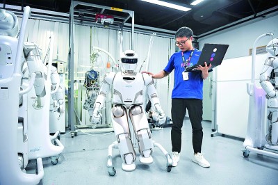 廣東深圳，一家公司的工作人員對人形機器人進行測試。新華社發(fā)
