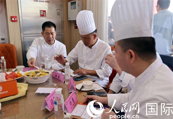 評委正在品嘗菜品并打分。人民網(wǎng)記者 管克江攝