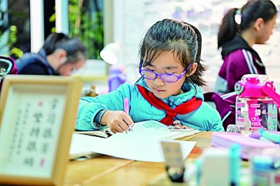 在河南洛陽市澗西區(qū)長安路街道長安路二社區(qū)共享自習室內，孩子們在學習。李衛(wèi)超攝/光明圖片