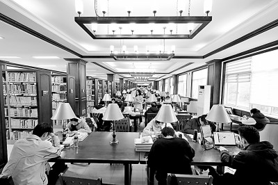 重慶大學(xué)圖書館，大學(xué)生們正在讀書學(xué)習(xí)。孫凱芳攝/光明圖片