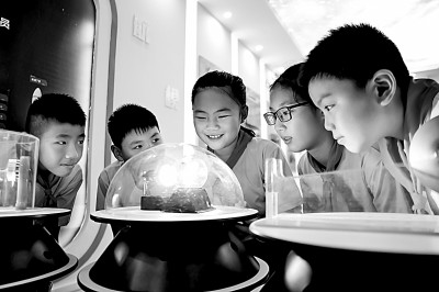 江西省南昌市青云客航天科創(chuàng)空間青少年科普館，孩子們?cè)谟^察光壓傳動(dòng)試驗(yàn)。鮑贛生攝/光明圖片
