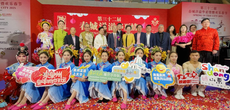 第32屆“春城洋溢華夏情暨歡樂春節(jié)”開幕式活動現場嘉賓與表演者合照?；顒又鬓k方供圖