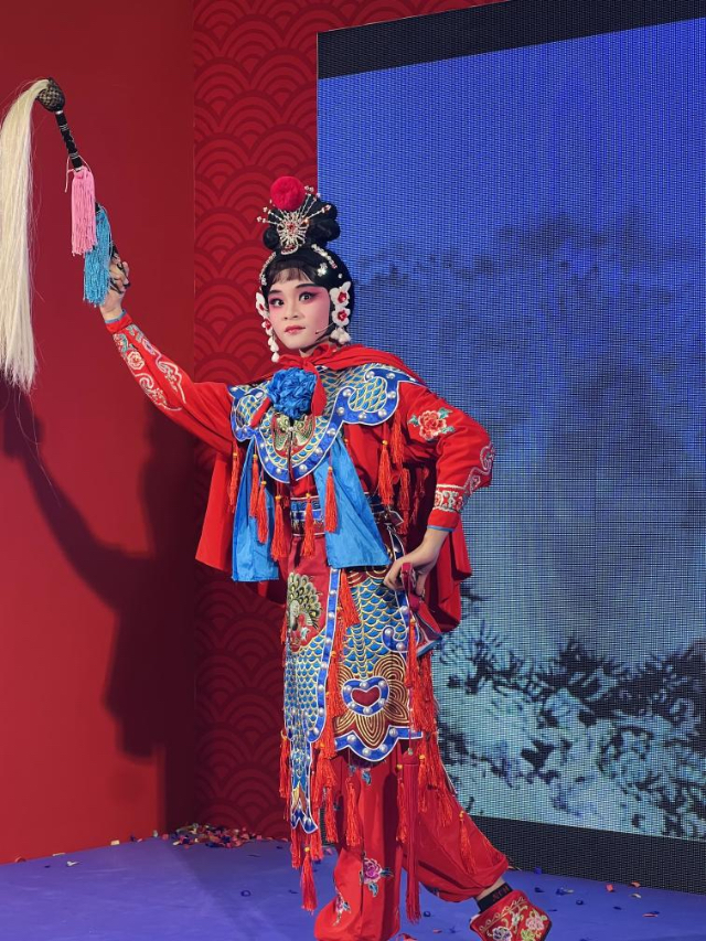 來自中國和新加坡的藝術團體聯袂表演了歌舞、器樂、武術、雜技等多種形式的文藝節(jié)目?；顒又鬓k方供圖