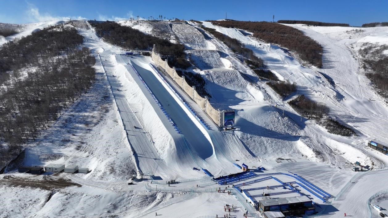 2024-2025賽季國際雪聯(lián)自由式滑雪和單板滑雪U型場地技巧世界杯比賽場地。人民網(wǎng)記者 李兆民攝