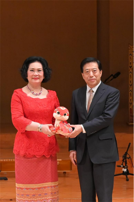 中國(guó)駐泰國(guó)大使韓志強(qiáng)與國(guó)際奧委會(huì)委員、泰國(guó)愛(ài)樂(lè)樂(lè)團(tuán)董事會(huì)主席坤仁帕塔瑪共同出席音樂(lè)會(huì)。主辦方供圖