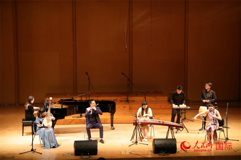 來(lái)自云南藝術(shù)學(xué)院的音樂(lè)家在演奏《金蛇狂舞》。人民網(wǎng)記者 楊一攝