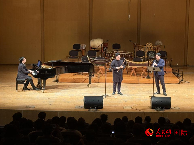 來(lái)自泰國(guó)東方大學(xué)的音樂(lè)家在演奏《敦煌印象》。人民網(wǎng)記者 張矜若攝
