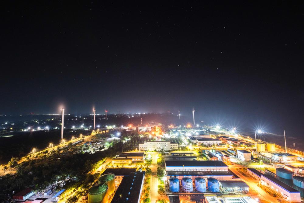 這是斯里蘭卡普特拉姆電站夜景（2020年12月8日攝）。新華社發(fā)（普特拉姆電站供圖）