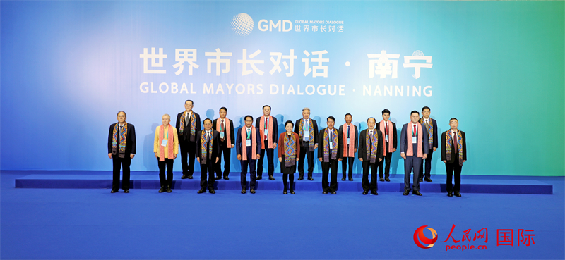 在南寧國際會展中心金桂花廳外，參加活動的中國和東盟國家市長合影留念。人民網(wǎng)記者 趙益普攝