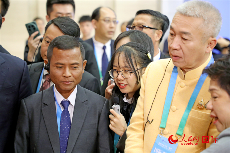 東盟國家市長在觀看、體驗(yàn)?zāi)蠈幏沁z展示。人民網(wǎng)記者 趙益普攝