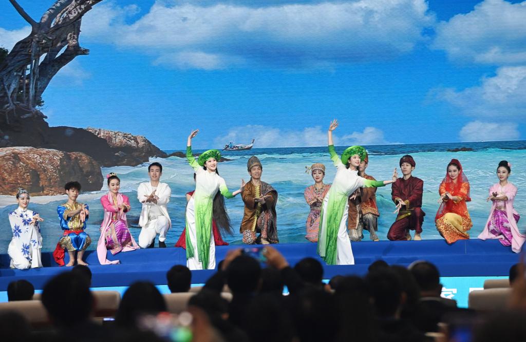 這是1月16日，在南寧國際會(huì)展中心，演員在“世界市長對話·南寧”活動(dòng)間隙表演節(jié)目。新華社記者 陸波岸 攝