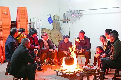 為討論蜜梨產(chǎn)業(yè)發(fā)展事宜，鸕鳥鎮(zhèn)開展“圍爐夜話”。資料圖片