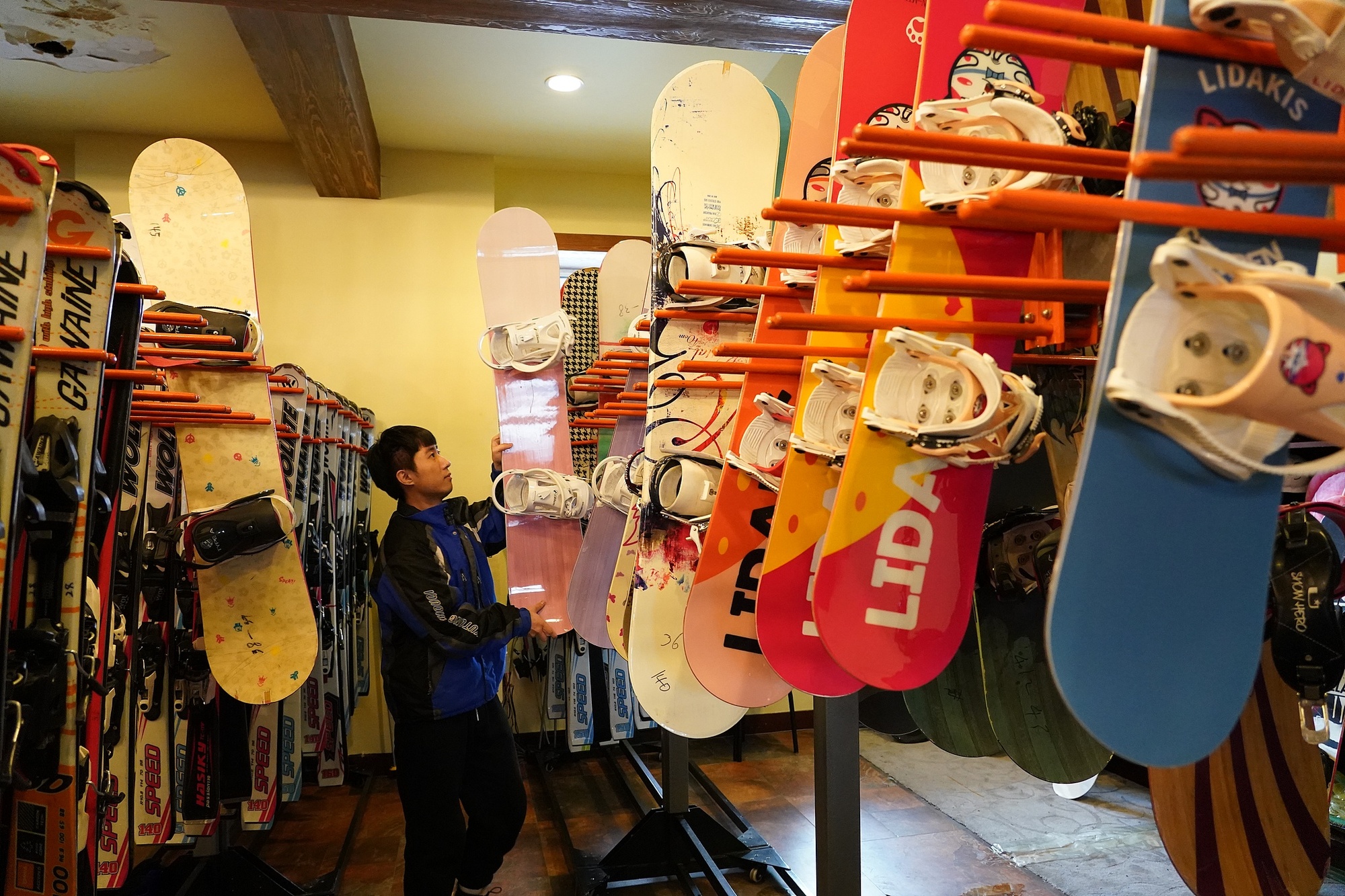 海拉爾滑雪場，工作人員在整理雪具