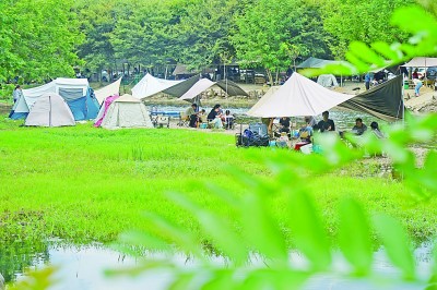 徑山鎮(zhèn)一家露營基地迎來眾多游客。新華社發(fā)