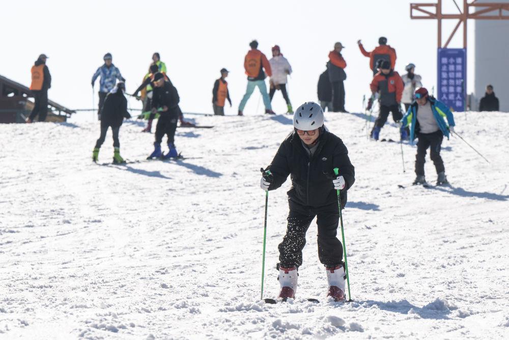 2025年1月5日，游客在湖北宜昌市夷陵區(qū)一滑雪場體驗滑雪