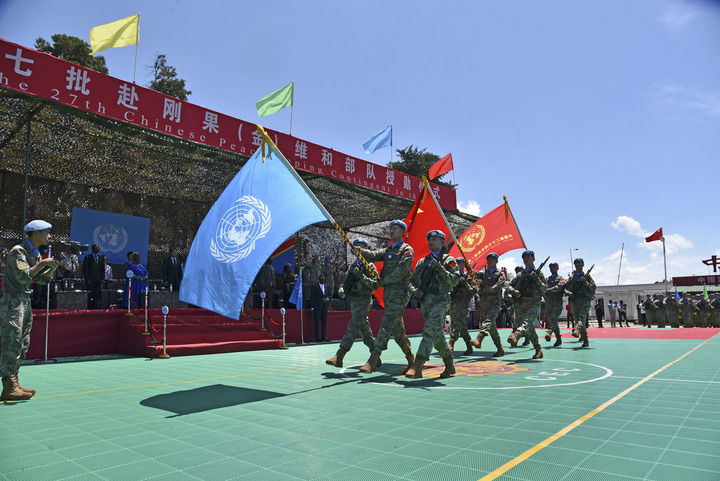 2024年4月9日，在剛果（金）南基伍省布卡武市的中國半島營區(qū)，中國第27批赴剛果（金）維和部隊官兵被授予聯(lián)合國“和平勛章”。新華社發(fā)（中國第27批赴剛果（金）維和部隊供圖）