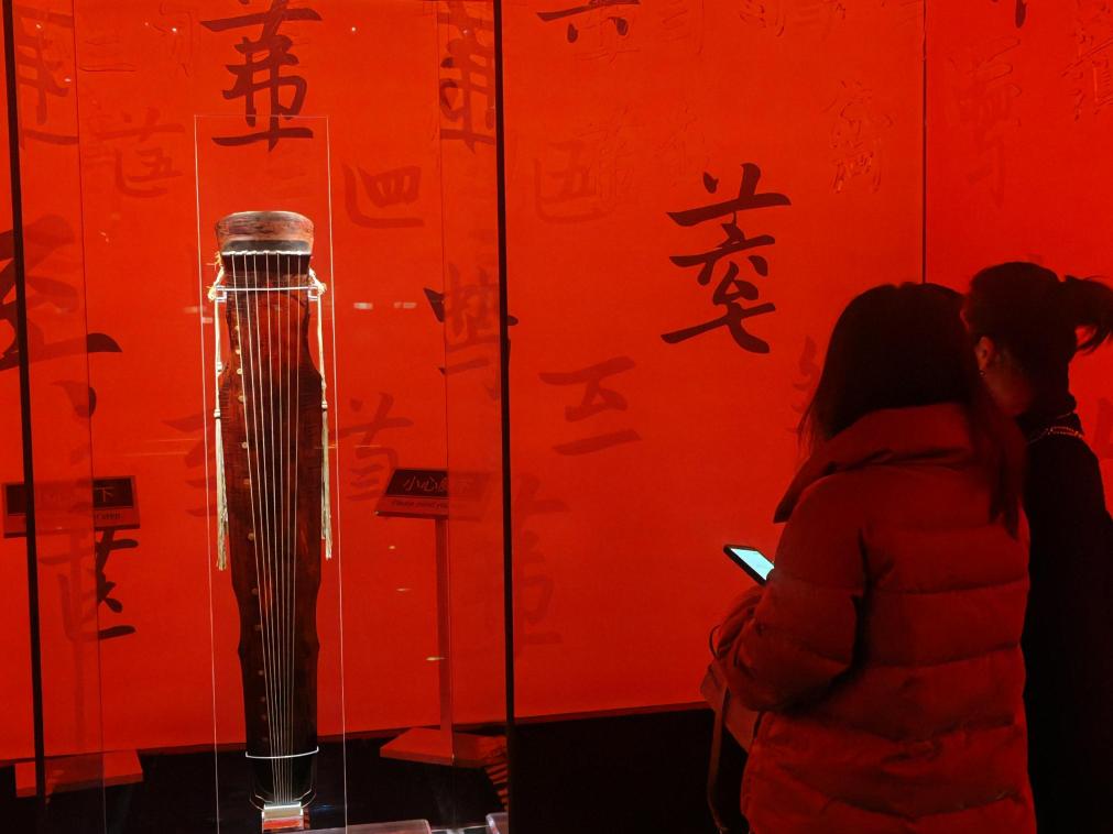 近日，在浙江省博物館之江館區(qū)，故宮博物館收藏的唐“大圣遺音”琴在“‘故宮·茶世界’觀茶——茶文化精品展”展出。新華社記者 馮源 攝