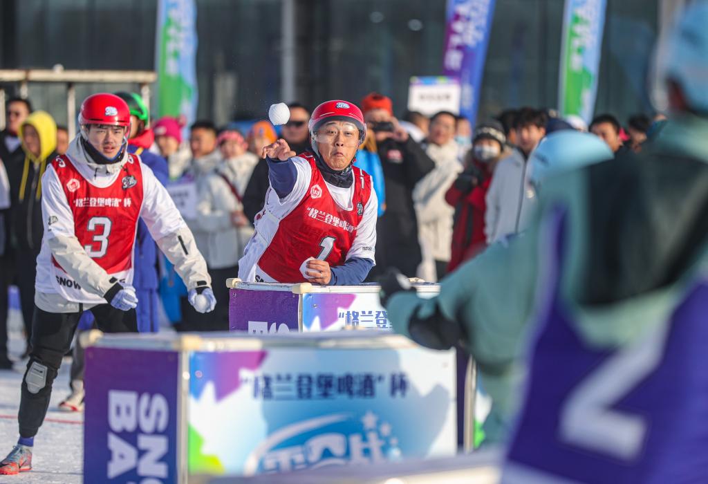 2024年12月30日，選手在“2024—2025遼寧省全民雪合戰(zhàn)冠軍賽”中“打雪仗”。新華社記者 潘昱龍 攝