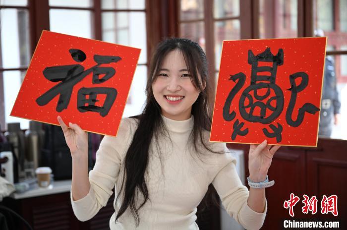 1月20日，馬來(lái)西亞留學(xué)生展示其創(chuàng)作的福貼。當(dāng)日，來(lái)自巴西、馬來(lái)西亞、加納、哈薩克斯坦的外籍留學(xué)生在浙江杭州西泠印社體驗(yàn)福貼、春聯(lián)和篆刻，感受古老的中國(guó)傳統(tǒng)文化。中新社記者 王剛 攝