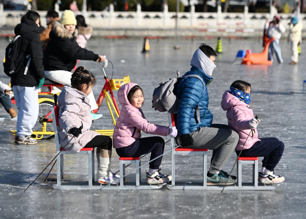 2025年1月19日，在北京什剎海冰場(chǎng)，小朋友和家長(zhǎng)一起體驗(yàn)冰上運(yùn)動(dòng)。新華社記者 張晨霖 攝