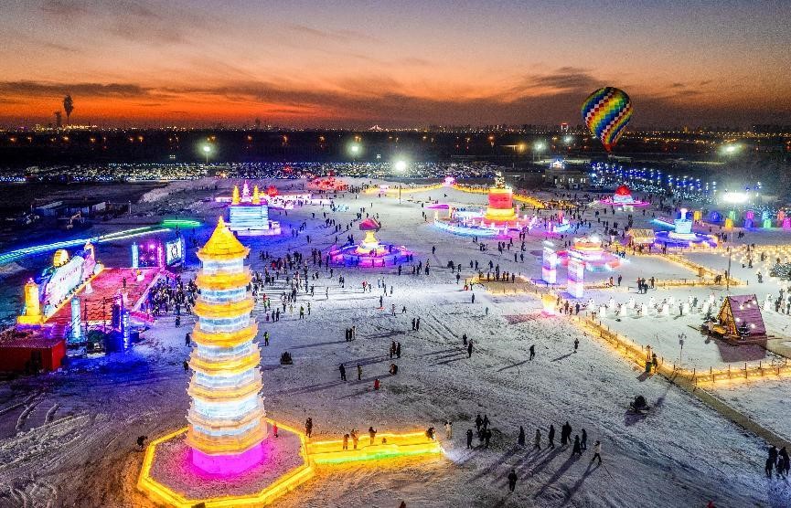 第四屆呼和浩特歡樂冰雪節(jié)活動現場。丁根厚攝