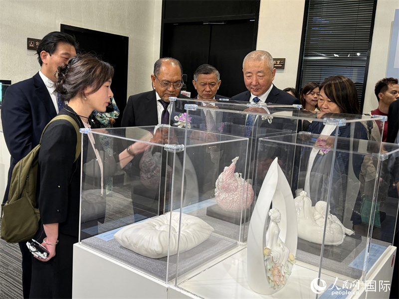 嘉賓在參觀展覽。 人民網(wǎng)記者 章念生攝