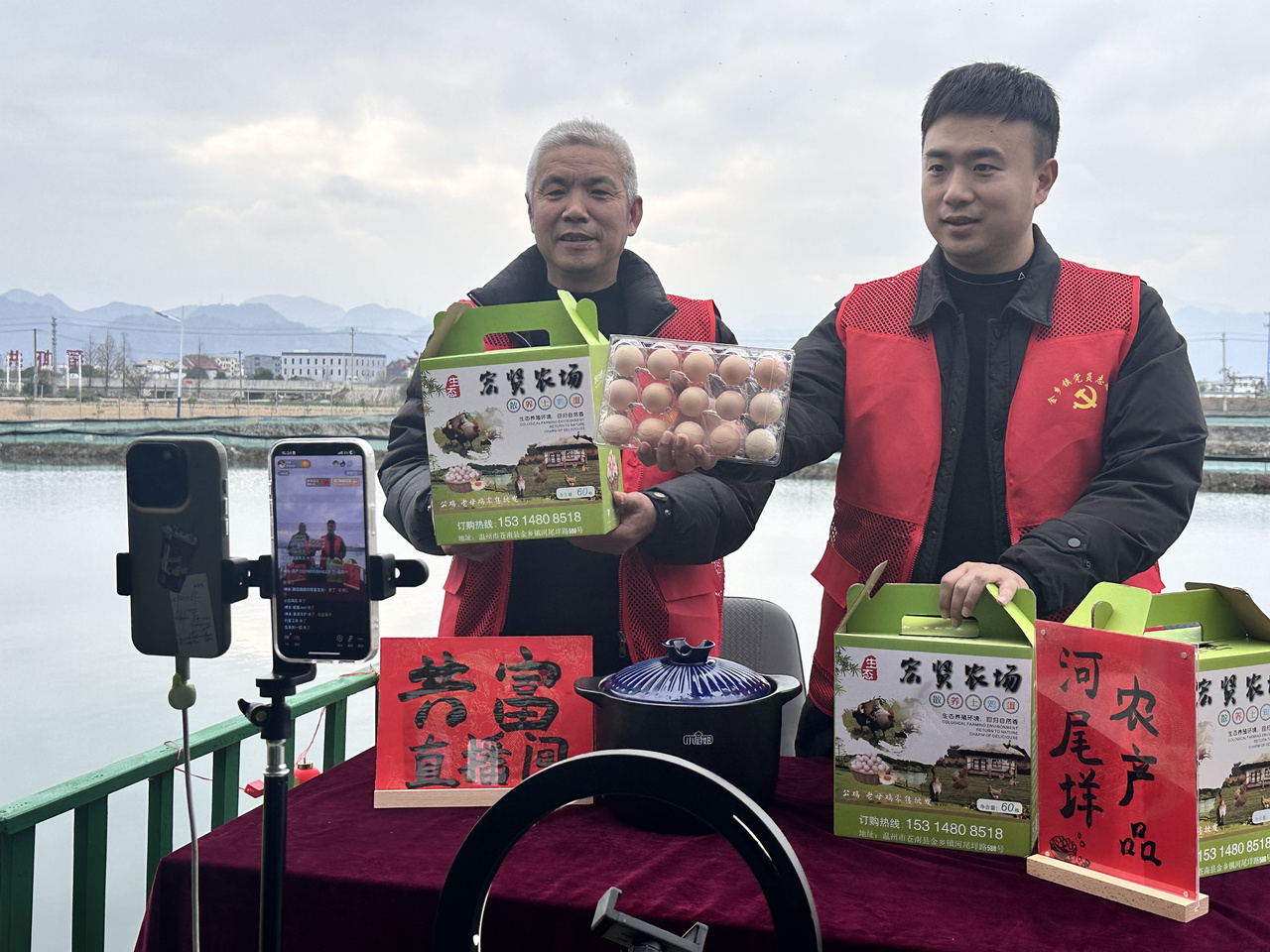 在蒼南金鄉(xiāng)鎮(zhèn)，永興、半浹連、河尾垟?shù)犬?dāng)年受災(zāi)的臨近村落，正連片建設(shè)美麗江南水鄉(xiāng)新景。圖為河尾垟村設(shè)在河邊的“共富直播間”。金鄉(xiāng)鎮(zhèn) 供圖