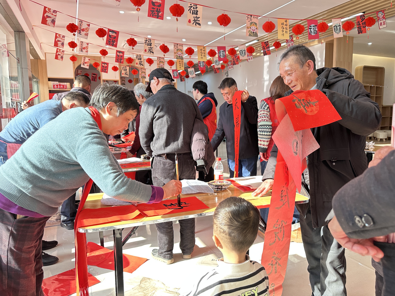 今年春節(jié)前夕，慶元縣濛洲街道同濟(jì)新村，一場(chǎng)送春聯(lián)活動(dòng)熱鬧舉行。慶元縣融媒體中心 供圖