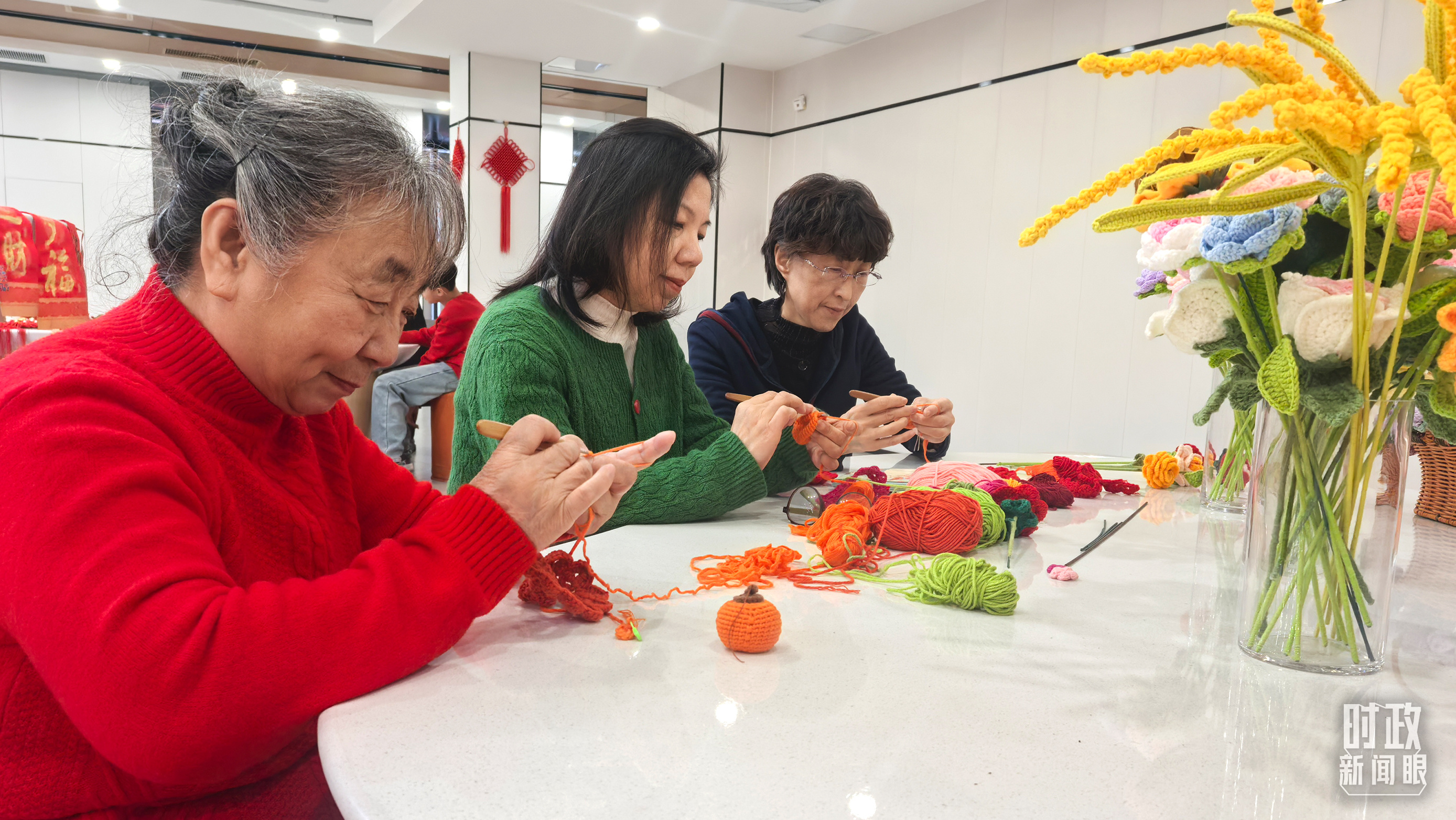 長(zhǎng)安社區(qū)黨群服務(wù)中心里，居民們正在制作手工藝品。（總臺(tái)央視記者鐘銳拍攝）