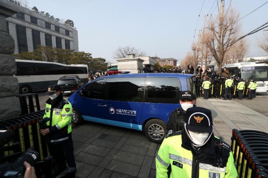  1月21日，尹錫悅乘坐的車輛進入韓國首爾的憲法法院。新華社記者姚琪琳攝