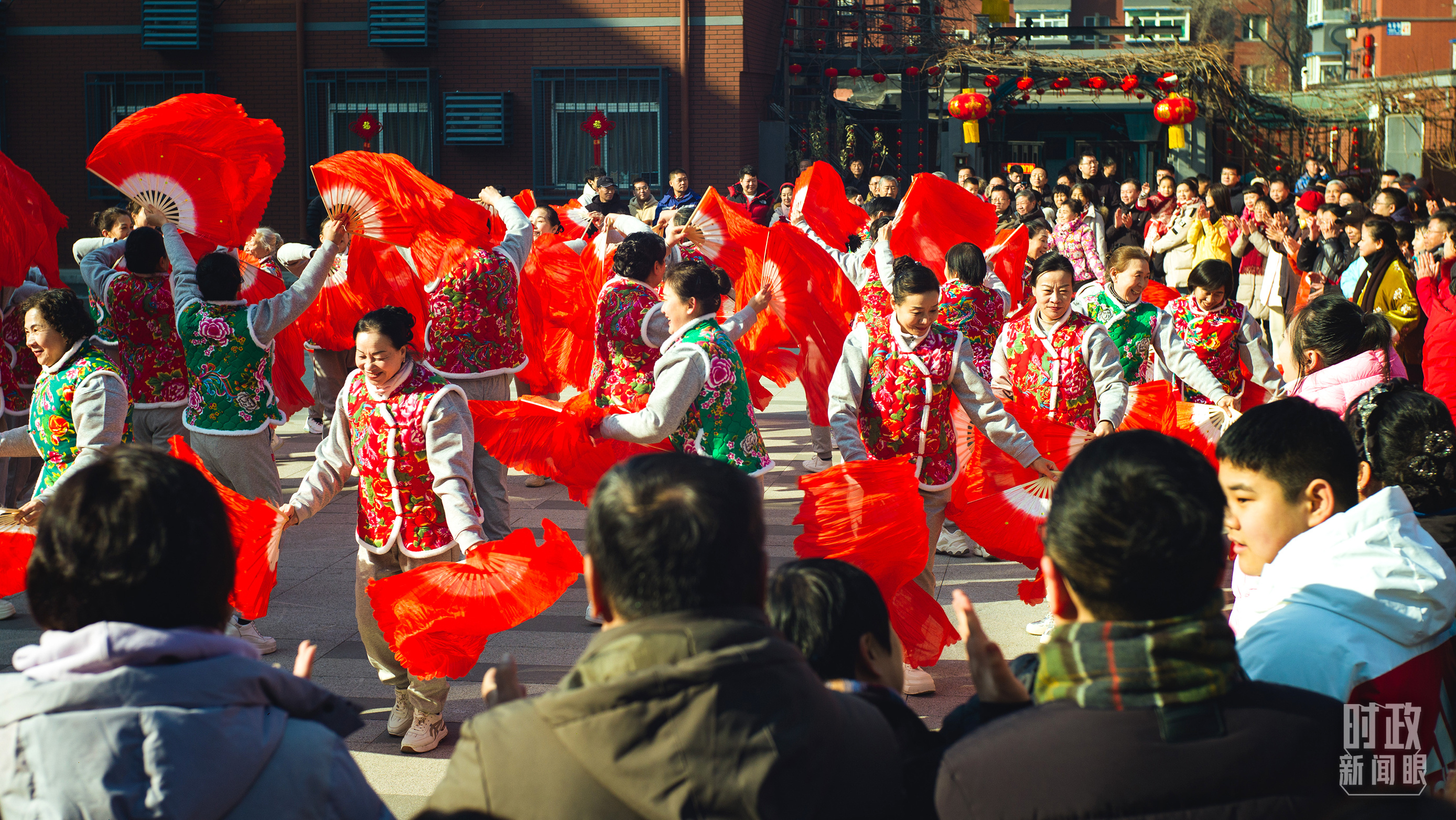 長(zhǎng)安小區(qū)文化廣場(chǎng)上，居民們扭起歡快的秧歌。（總臺(tái)央視記者彭漢明拍攝）