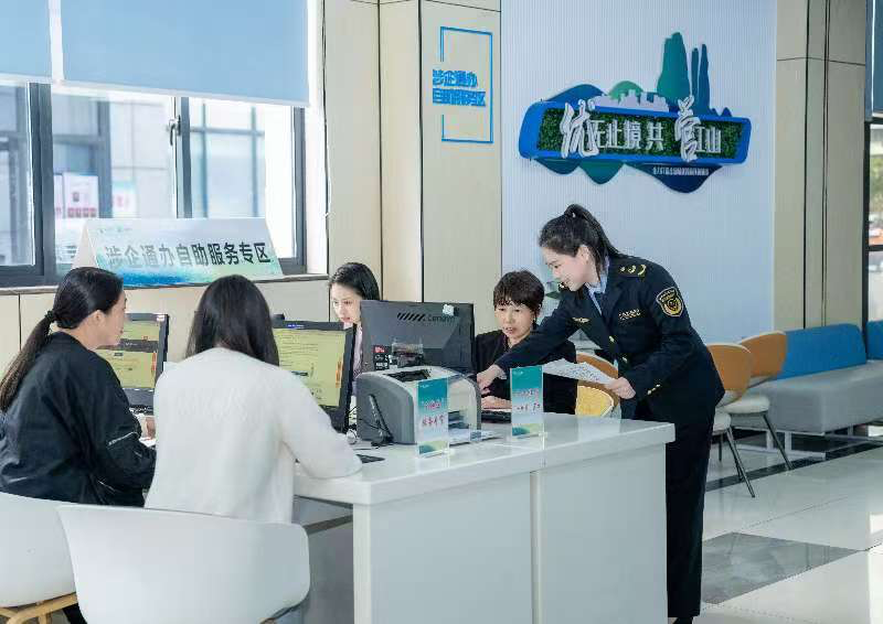 工作人員指導企業(yè)一次性完成信息填報。圖片來源：浙江衢州市市場監(jiān)督管理局