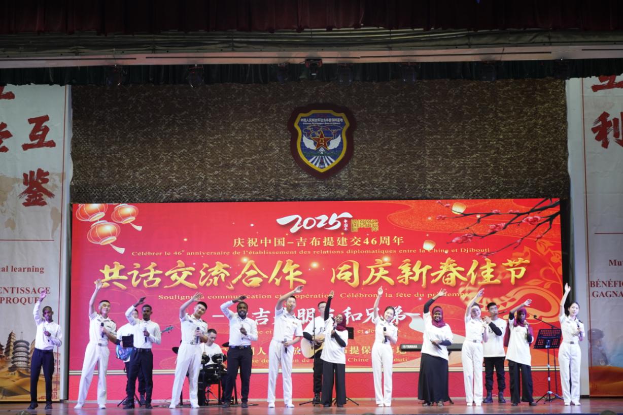 中吉兩國嘉賓合唱《友誼地久天長》。主辦方供圖