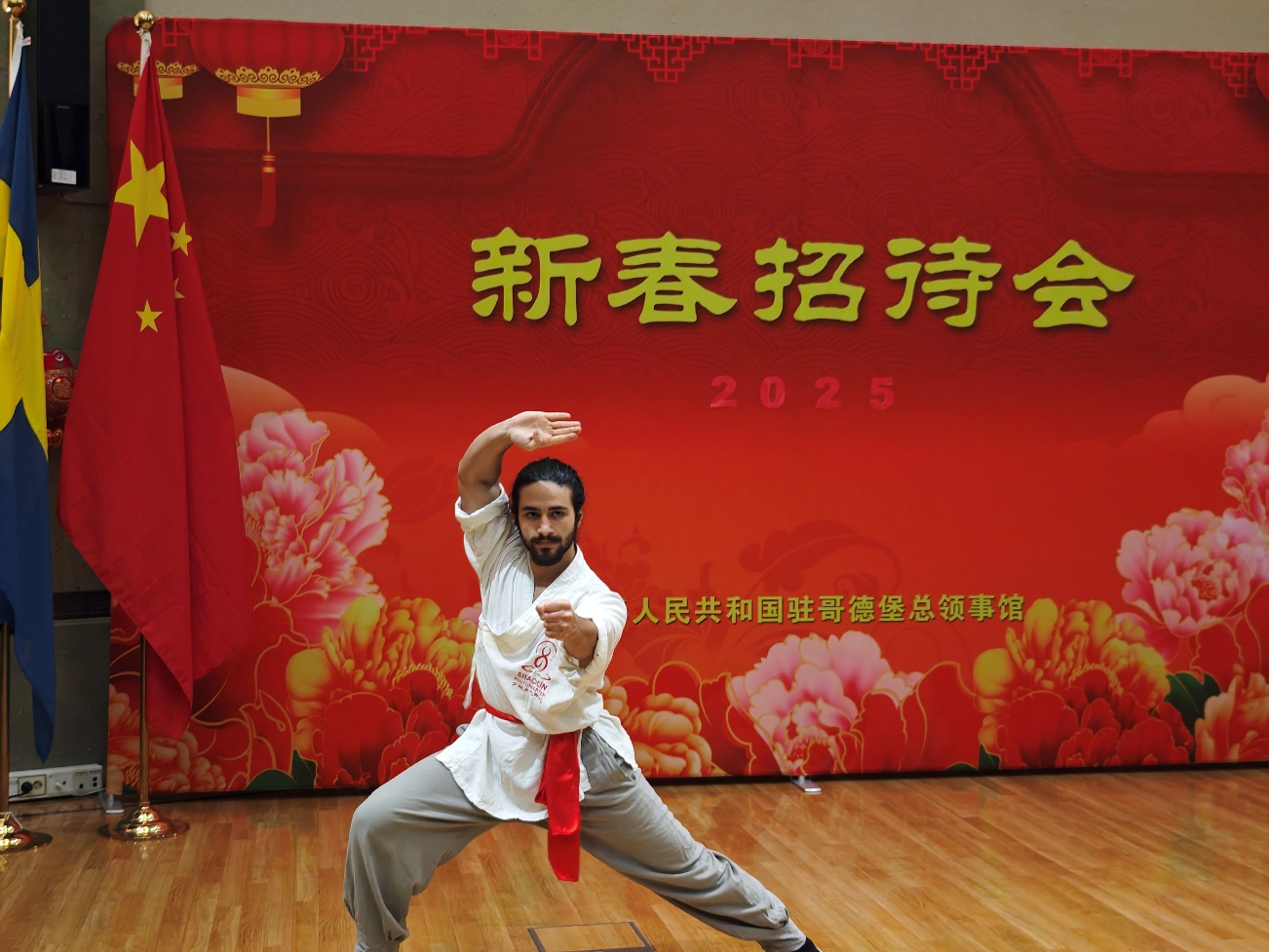 當(dāng)?shù)匚湫g(shù)愛好者的表演。中國(guó)駐哥德堡總領(lǐng)館供圖