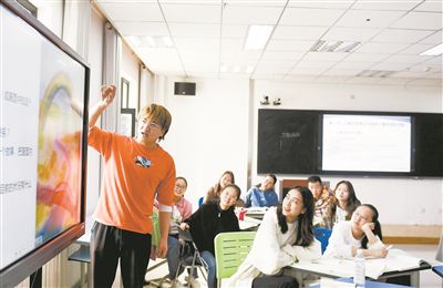 圖為青海民族大學師范學院學生使用互動屏幕進行課堂交流。新華社記者 張龍攝