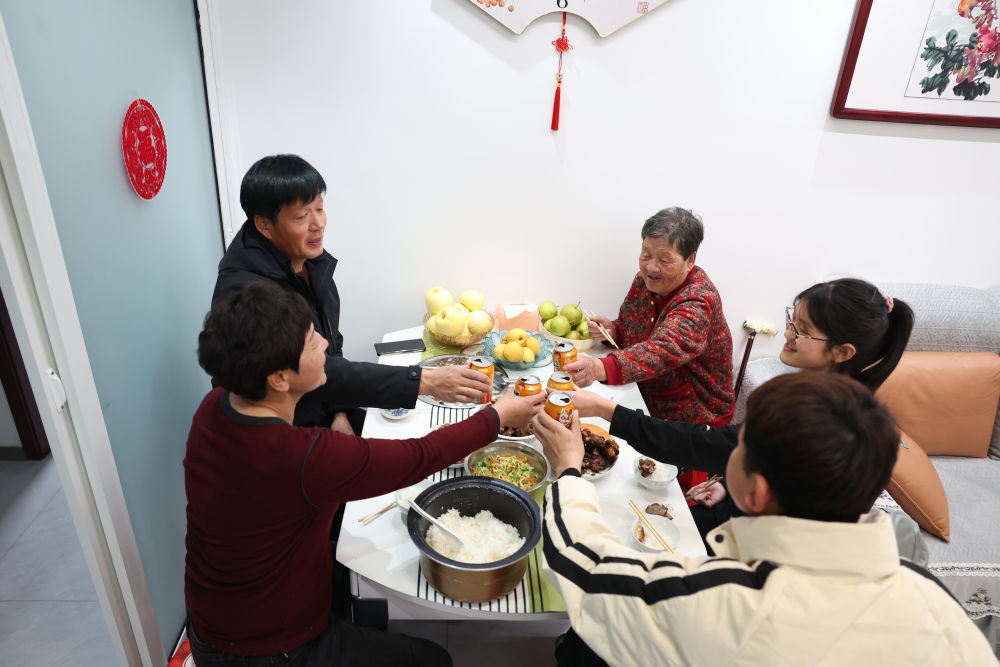 2025年1月22日，遼寧省葫蘆島市綏中縣祝家溝村村民朱西存一家在新房里。新華社記者姚劍鋒 攝