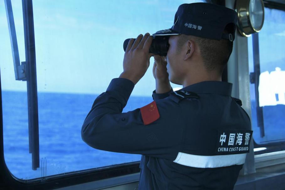 1月27日，中國(guó)海警海鷗艦執(zhí)法員在巡航期間執(zhí)勤瞭望。