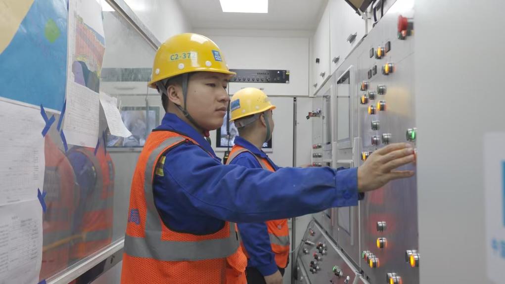 盾構司機何曉波在駕駛室內調試盾構機參數。（劉芬攝）