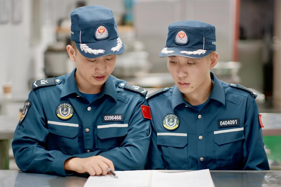 1月27日，中國(guó)海警海鷗艦執(zhí)法員研習(xí)設(shè)備維修保養(yǎng)案例。