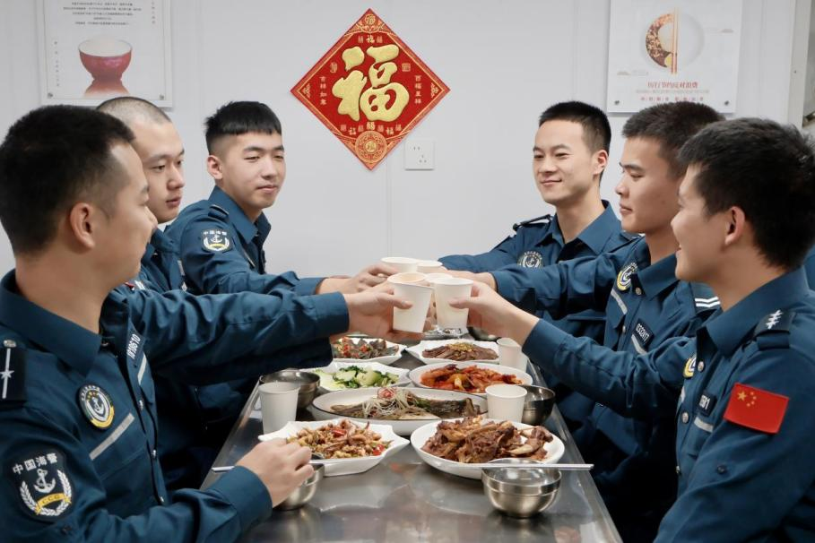 1月28日，在中國(guó)海警海鷗艦上，執(zhí)法員們聚餐慶祝農(nóng)歷春節(jié)。