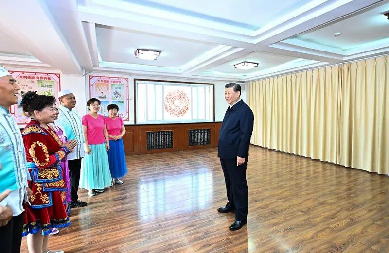 △2024年6月19日，寧夏銀川市金鳳區(qū)長(zhǎng)城花園社區(qū)活動(dòng)室，習(xí)近平總書(shū)記同社區(qū)居民親切交流。