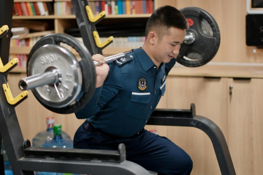 1月23日，在中國(guó)海警海鷗艦上，執(zhí)法員在值守間隙鍛煉身體。