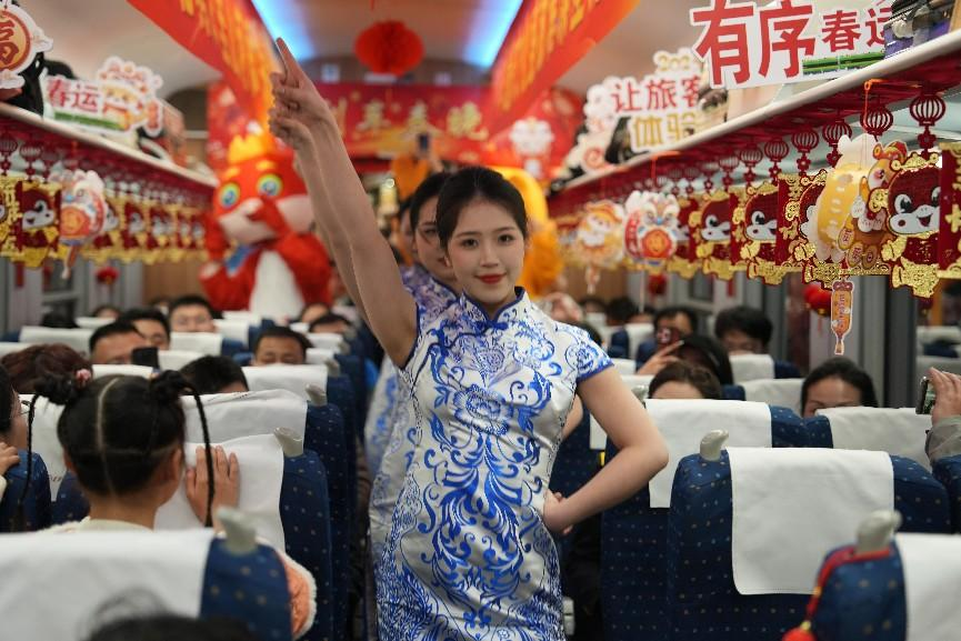 列車乘務(wù)員身穿青花瓷元素服飾表演節(jié)目。人民網(wǎng) 歐陽易佳攝